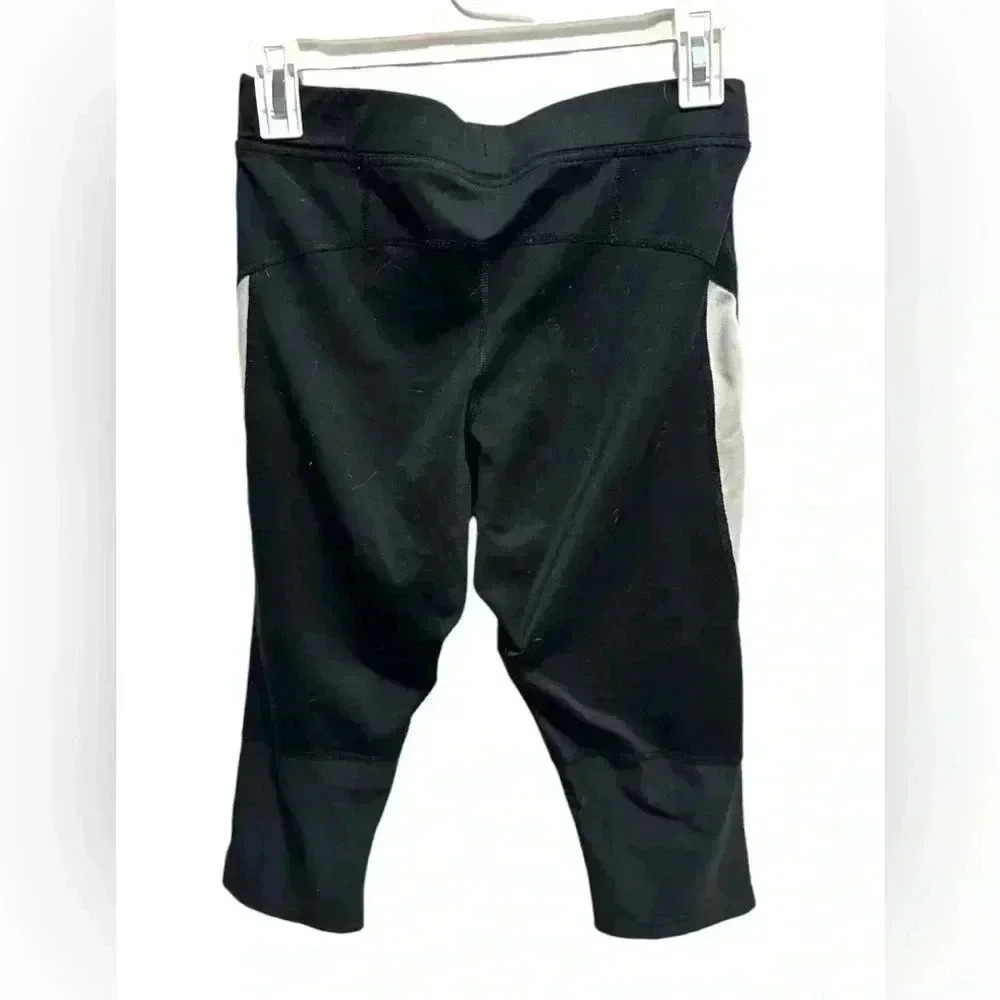 NIKE BLACK AND WHITE CAPRI LEGGINGS - Picture 2 of 3